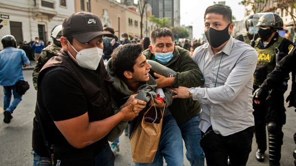 RPPNoticias's tweet photo. Defensoría sobre protestas: Policías solo pueden intervenir encontrándose "debidamente identificados". https://t.co/b67uUgiXdN https://t.co/Y2vzia2dP4