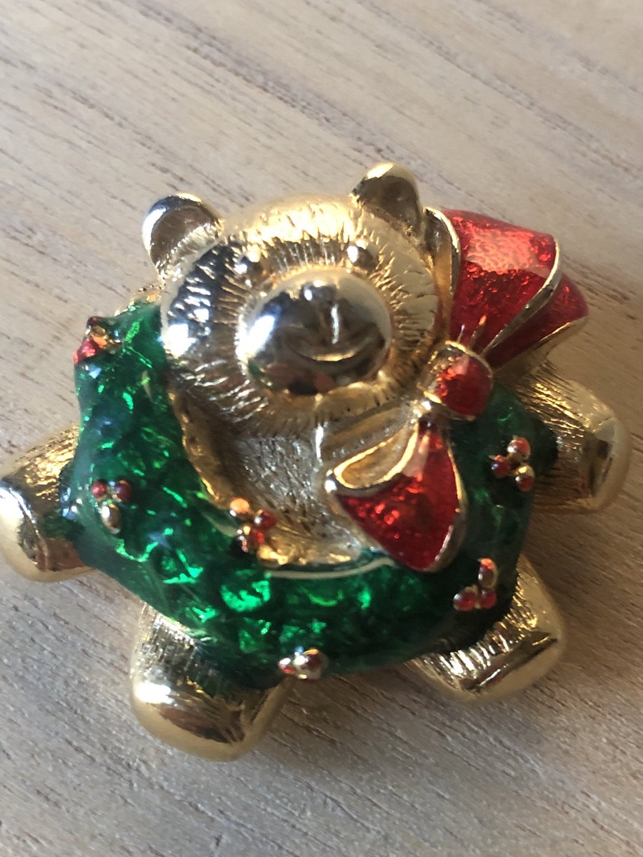 fairestofallwi1's tweet photo. Excited to share this item from my #etsy shop: Vintage Enamel Teddy Bear with Wreath Christmas Holiday Pin #wreathpin #goldenamelpin #enamelxmaspin #christmaspin #teddybearpin #bearwithwreathpin #teddybear #christmas #holiday https://t.co/qGRo8Gw5xW https://t.co/VOCpSBq9OH