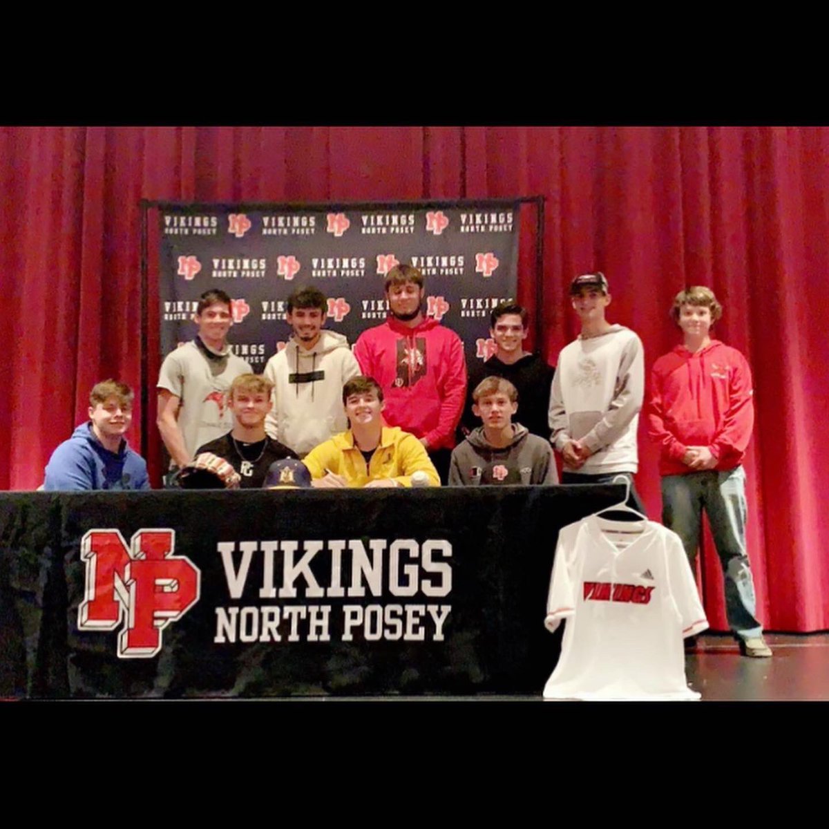VikingBaseball1's tweet photo. Kyle made it official today! Congrats Kyle! https://t.co/KjkH9AjbOQ