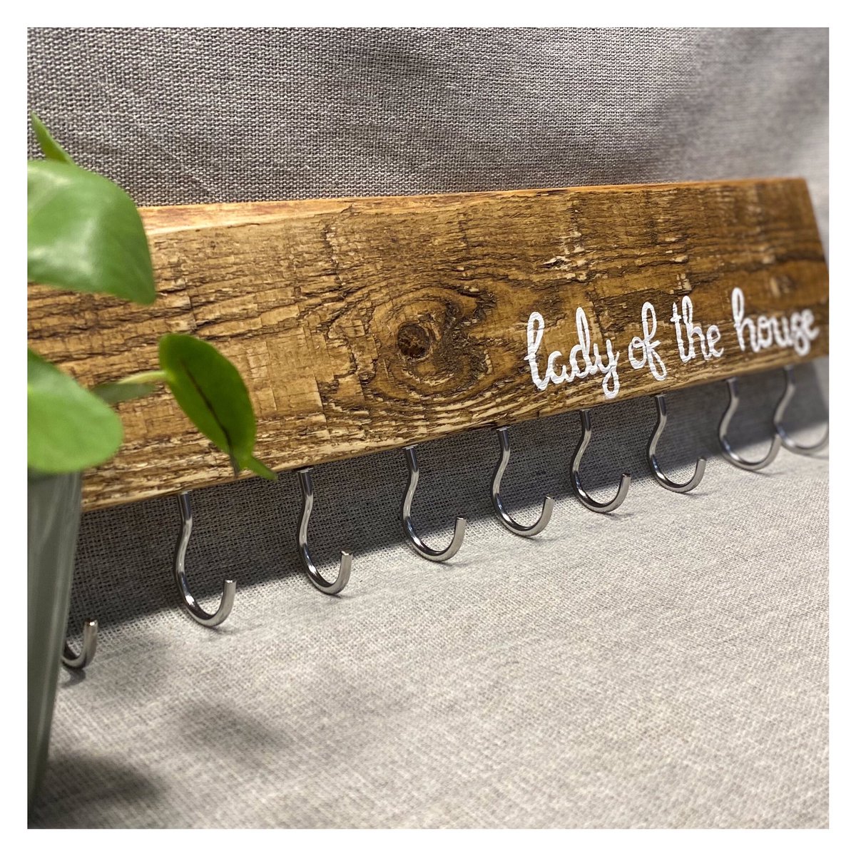 HandpaintedL's tweet photo. Custom jewellery holder. 💍 #homedecor #jewelleryholder #personalisedsigns #personalisedgifts #Christmas2020  #shopsmall #supportsmall #handmade #handpainted #etsyseller https://t.co/gV9ycBgHYE