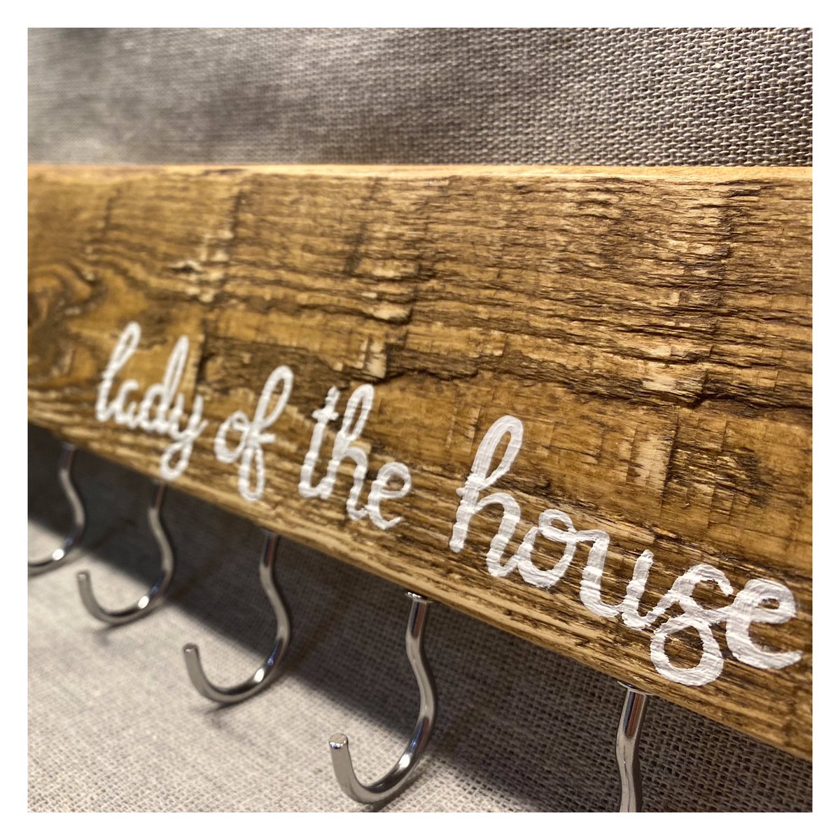 HandpaintedL's tweet photo. Custom jewellery holder. 💍 #homedecor #jewelleryholder #personalisedsigns #personalisedgifts #Christmas2020  #shopsmall #supportsmall #handmade #handpainted #etsyseller https://t.co/gV9ycBgHYE
