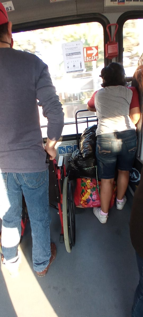 kcireky's tweet photo. Gente inconciente de ocupar espacios designados para personas que sí lo requieren, vigilancia no les dice nada , autobús 212 rumbo al centro línea 2 @RUTA_Puebla @laredcincoradio @carlosmartinh https://t.co/vbRjxLT9Ic