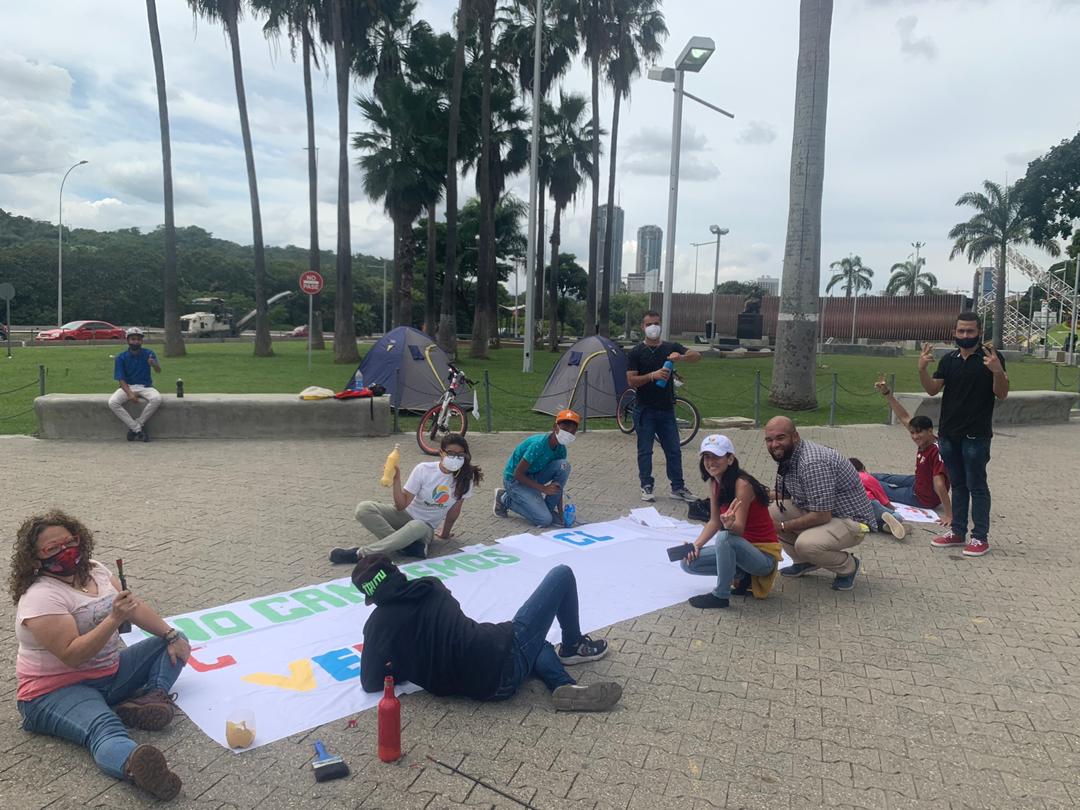 Activistas del MEVEN en compañía de la pdta. de <a href="/SomosNevado/">MisiónNevadoVzla</a>, Maigualida Vargas, realizamos este jueves #12Nov un Pancartazo en la plaza Venezuela de CCS, como parte de las actividades de nuestro aniversario.

"No cambiemos el clima, cambiemos el sistema".🌱🌎

#LeerDesbloquea