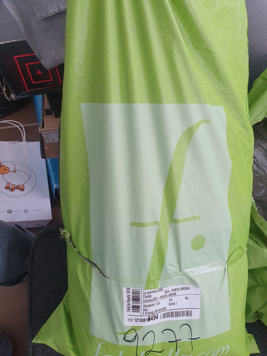 klaudiovasquez's tweet photo. @FalabellaAyuda @Falabella_Chile  saben compre un traje de #LaMartina que esta demás decir que no es barato y llego como esta en la foto, todo arrugado y enrollado, ninguna preocupación sobre el producto. https://t.co/YAe2FgsPuG