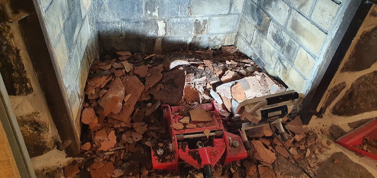 itsflat7's tweet image. Tu sais que ta cheminée est dûe pour une maintenance quand tu essaies d&apos;ouvrir la trappe en dedans avec un jack 3 ¼ tonnes pis un 2x4 et que plein de bouts de tuiles de terracotta qui te tombent dessus... 😬 #ramonage #conversion #combustionlente