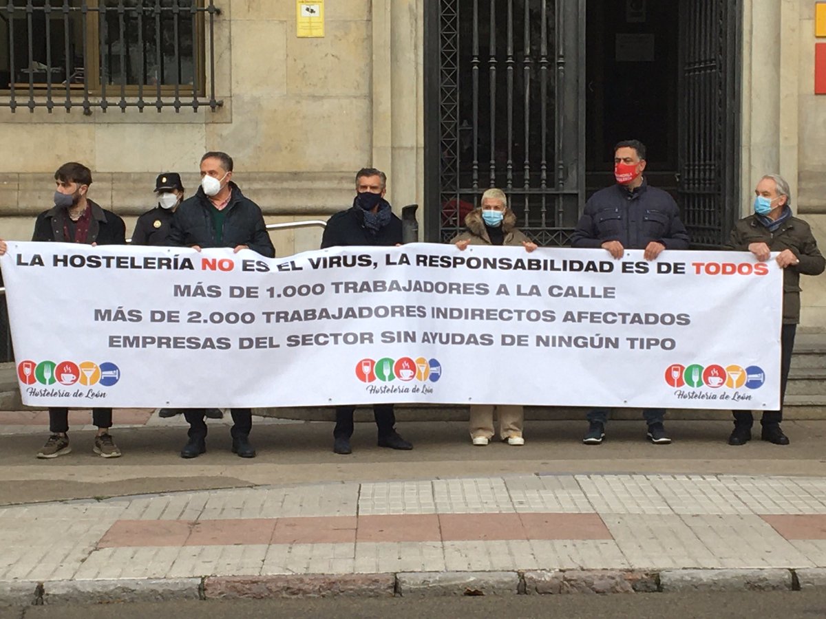 CarlosPollan's tweet photo. ¿Ningún político de @POPULARES_LEON @Cs_Leon_ @LeonPsoe @PodemosLeon @UPLeones tiene amigos, familiares en #hostelerialeon? Ninguno hoy apoyando al sector, ¿será que como todos tienen cota de poder no se pueden significar? Seguro. @Vox_Leon #leonesp #lahosterianoeselvirus https://t.co/hbxfrDUKi4