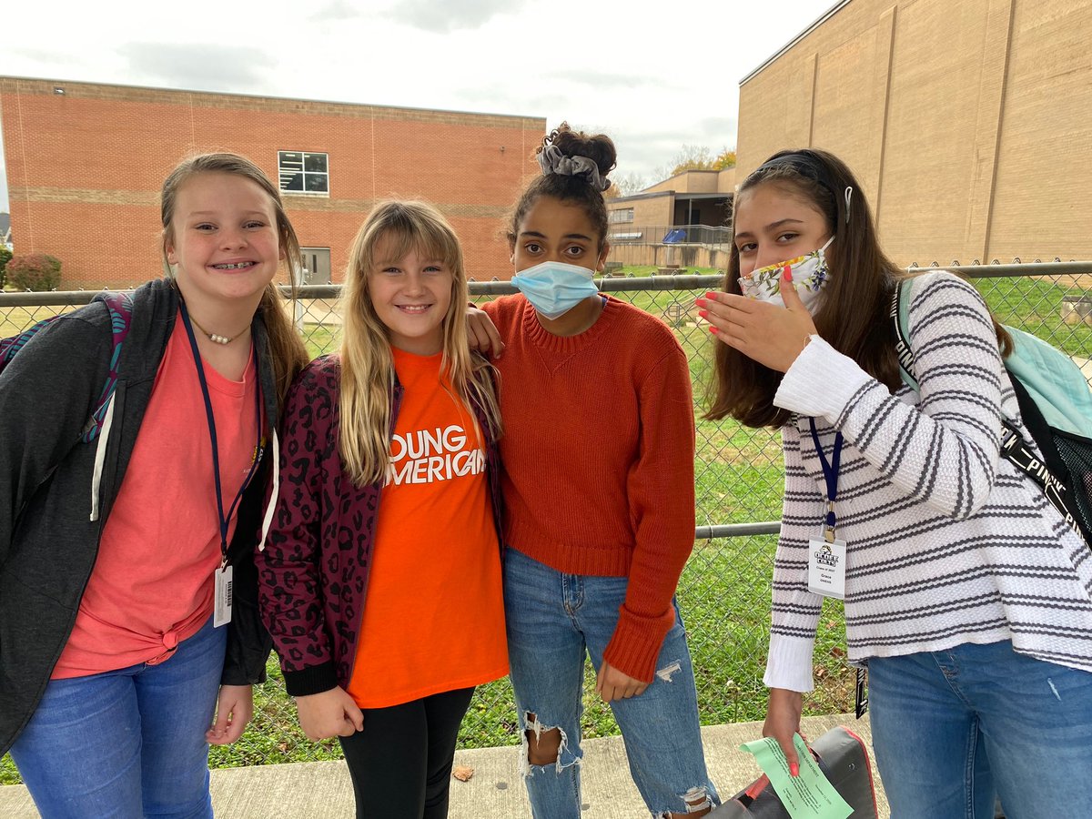 OcoeeMiddle1's tweet photo. NEIGHBORS HELPING NEIGHBORS 🐯
Today was a great day to show support for our friends in Meigs County! #MeigsStrong #LeadtheCharge https://t.co/pwLFXw4WTY