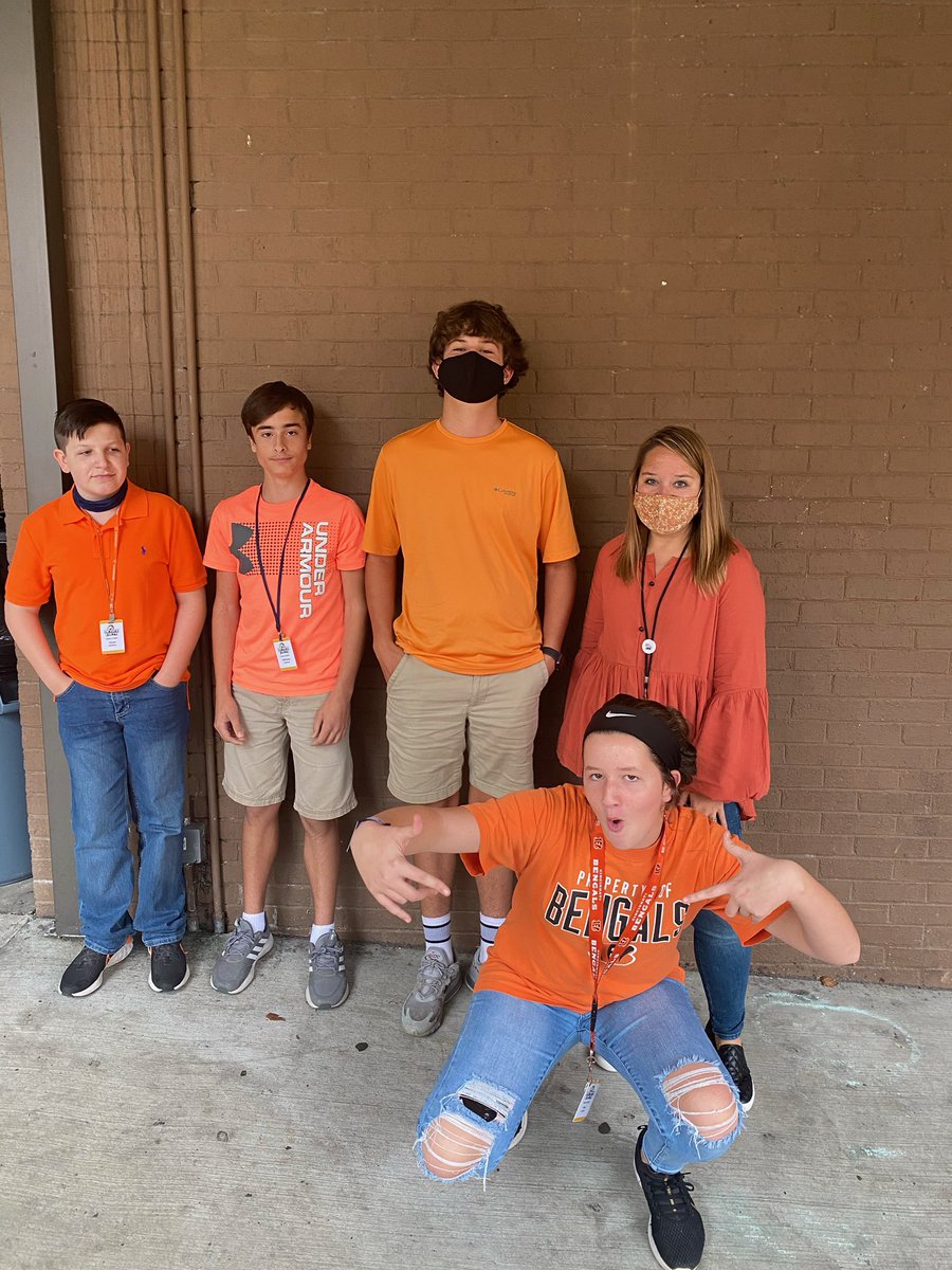 OcoeeMiddle1's tweet photo. NEIGHBORS HELPING NEIGHBORS 🐯
Today was a great day to show support for our friends in Meigs County! #MeigsStrong #LeadtheCharge https://t.co/pwLFXw4WTY