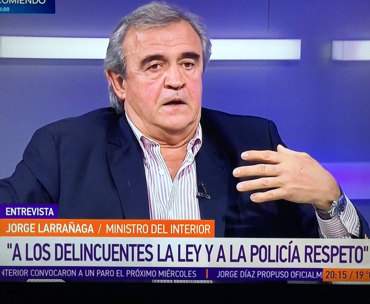 papeantia's tweet photo. “A los delincuentes la ley, y a la policía respeto” 👏👏👏@jorgewlarranaga https://t.co/l4H2ZPKfXm