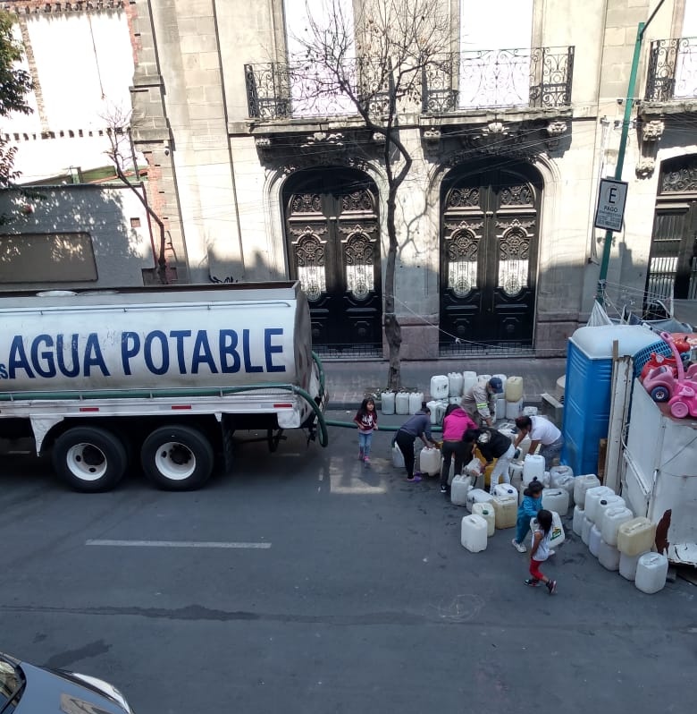 LaColoniaJuarez's tweet photo. Pagan pipas de agua potable a invasores de predios y vía pública en Alcaldía Cuauhtémocc, a cuenta de los habitantes de la #CDMX. Así ¿cuándo creen ustedes que el grupo de la UPREZ se va a retirar? Despensas y servicios gratis, protección a sus líderes e impunidad a sus delitos. https://t.co/TwAq0KLqAQ