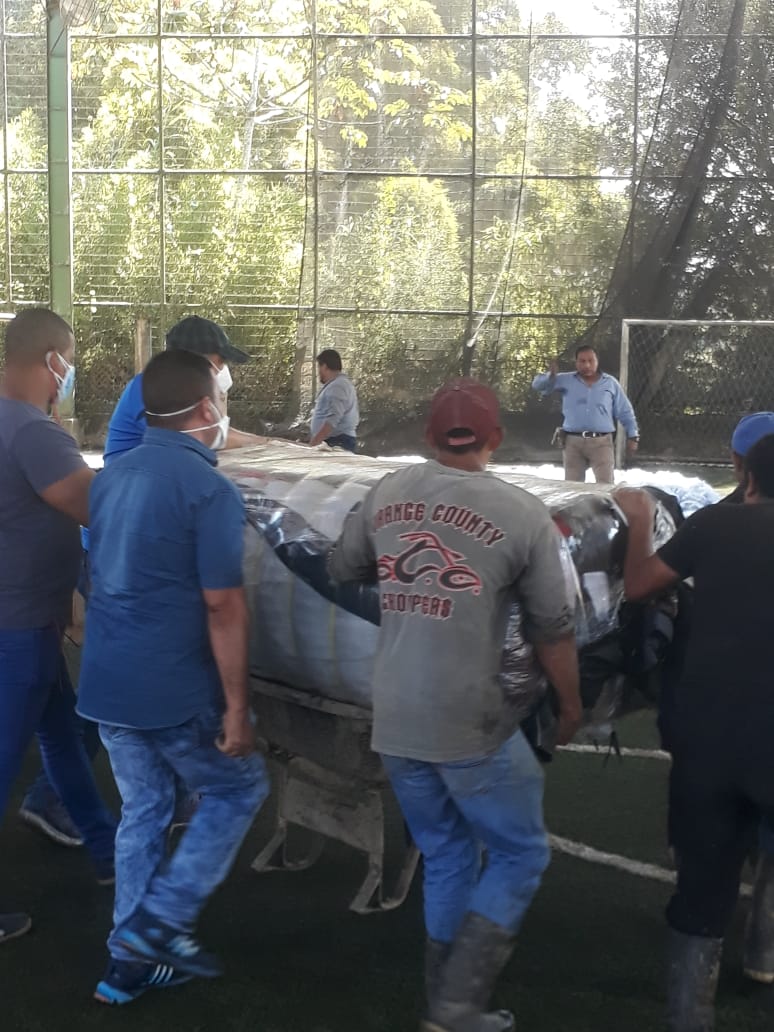 Cubanos y guatemaltecos en equipo, 22 años de labor ininterrumpida en la tierra del Quetzal de la Brigada Médica Cubana, hoy ambos pueblos unidos repartiendo solidaridad en San Cristóbal Verapaz, departamento Alta Verapaz, atendiendo a damnificados por Eta. #FuerzaGuate