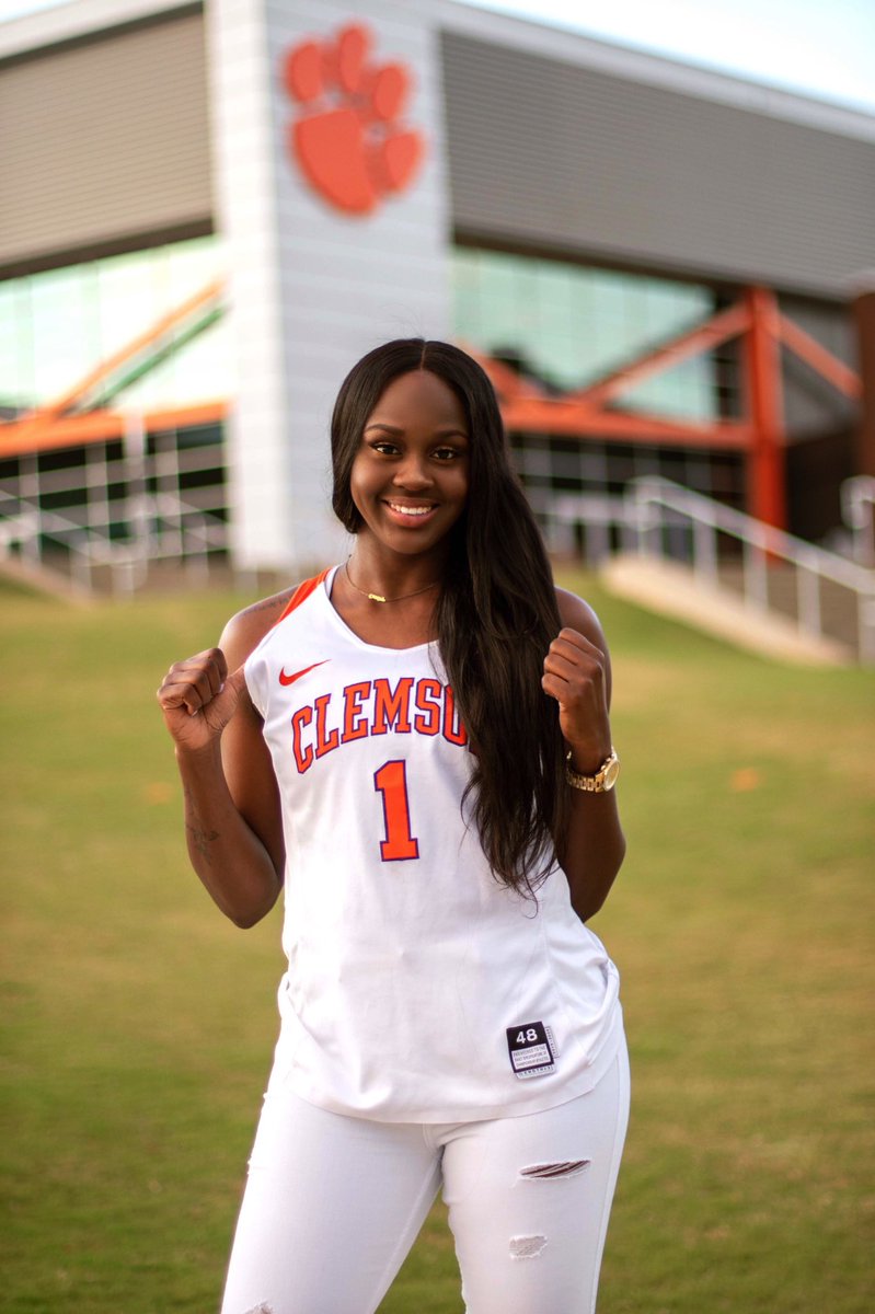 1dessthomas's tweet photo. I was just a freshman...
This is not okay🥺🧡👩🏽‍🎓 https://t.co/MbPqtCpODD