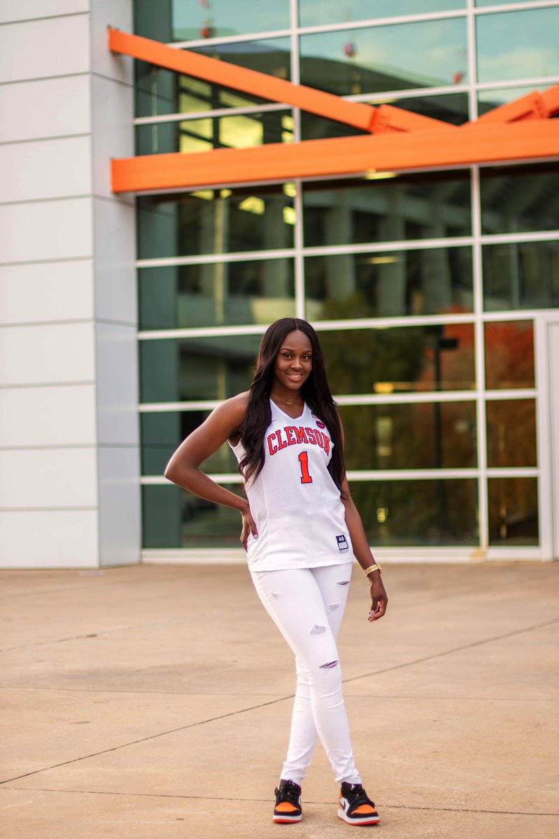 1dessthomas's tweet photo. I was just a freshman...
This is not okay🥺🧡👩🏽‍🎓 https://t.co/MbPqtCpODD