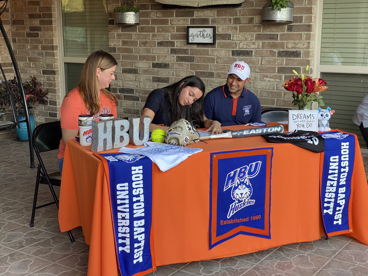 CHSSoftball123's tweet photo. Another Tiger signed!! Congratulations @breherrera_, and welcome to the Husky family sister!! 🧡💙#DawgsUp @Caller_Len @ChrisThomasson7 https://t.co/2eFlS5HifI