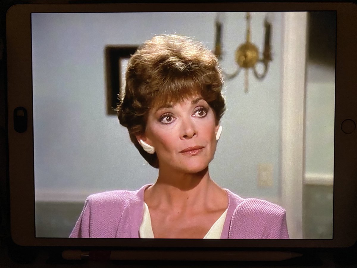 Currently rewatching Murder, She Wrote every night before bed and the cameos/guest stars are too good not to share. A thread is in order. On tonight’s ep (S2E3): LUCILLE BLUTH! Jessica Walter plays a bitchy soap opera show runner and she is as fierce in 1986 as she ever was