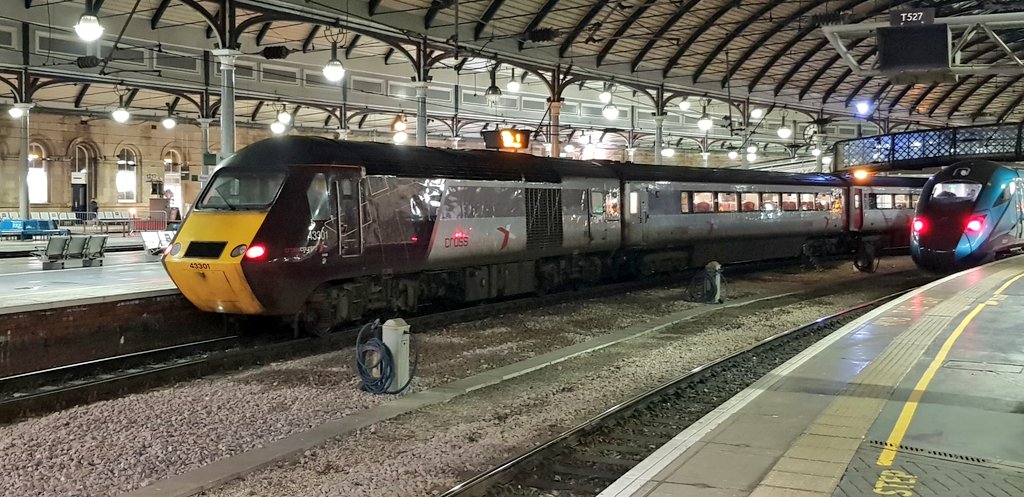 SoleCrowleSoul's tweet photo. Not my train tonight...
But here's the XC HST on 1S51 at a very quiet Newcastle earlier this evening. #Propertrain https://t.co/h8EFgPToMw
