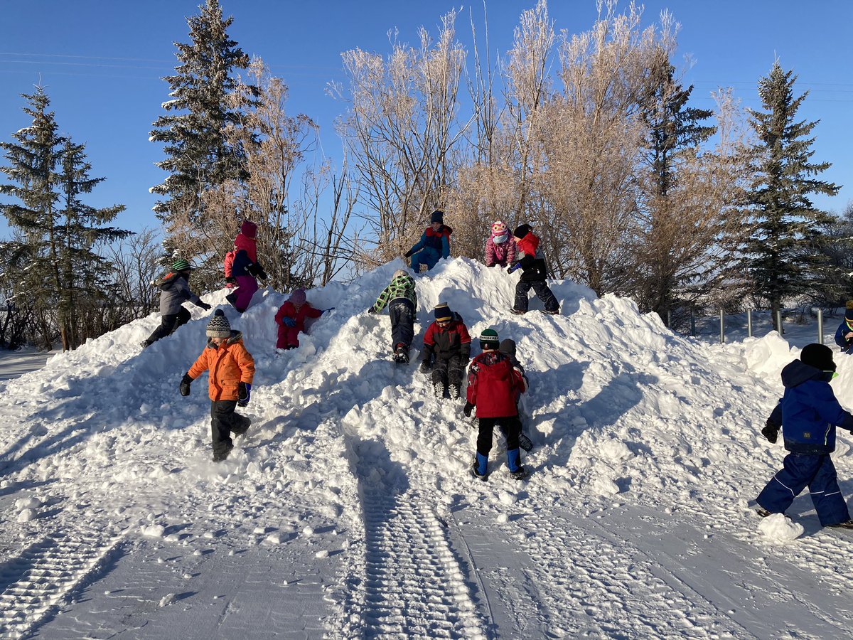 MikaylaClarke17's tweet photo. Nothing better than the first day of school after a huge snowstorm! I don’t think they even noticed the cold. 😊❄️ https://t.co/5JSmrvOH3U