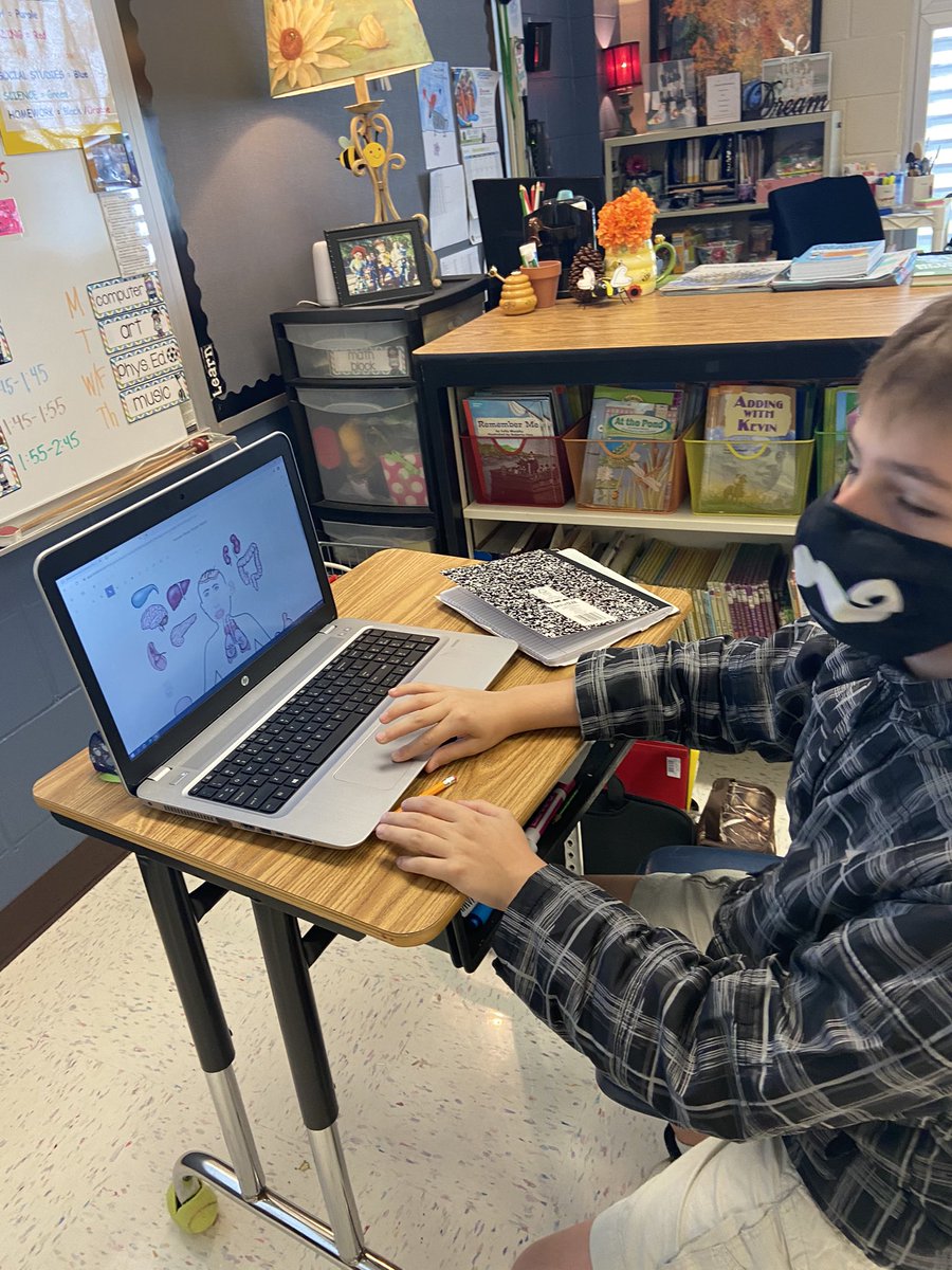 MrsVickyRuiz's tweet photo. When your class is blended, you can still do “hands-on”. The kids had a blast trying to piece together the organs of the human body! #classkick @SPEHAWKSNAPLES #addressingmisconceptions https://t.co/Gp1vNfFW3X