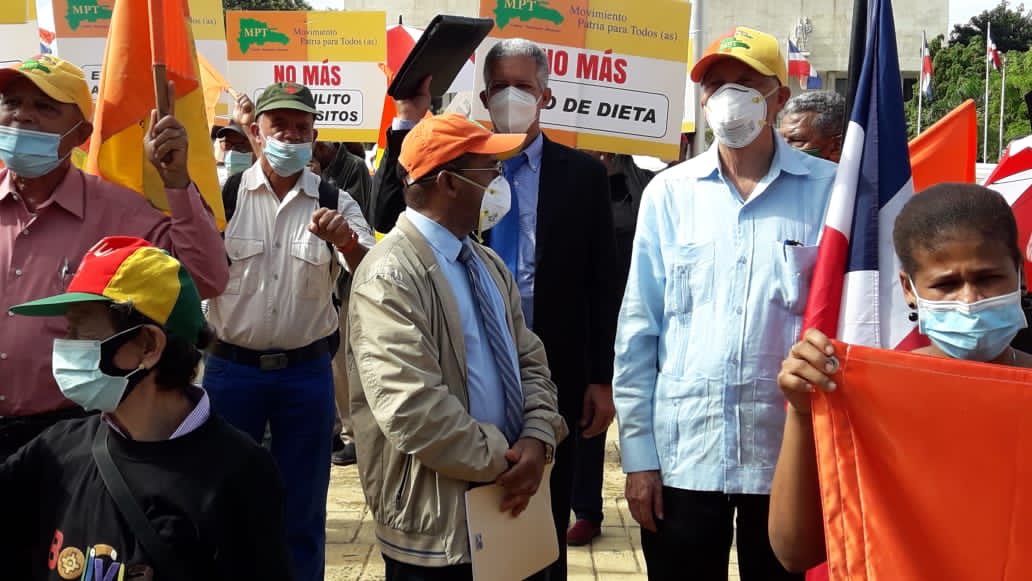 MPatriaParaTodo's tweet photo. Exitosa concentración frente al Congreso Nacional del MPT, exigiendo el cese de los grandes privilegios, el barrilito, el cofrecito, la no privatización del país, el no pago de la JCE a los partidos con el dinero del puedo. No a las exoneraciones, si más salud para la población. https://t.co/hTfLtJ1g0g