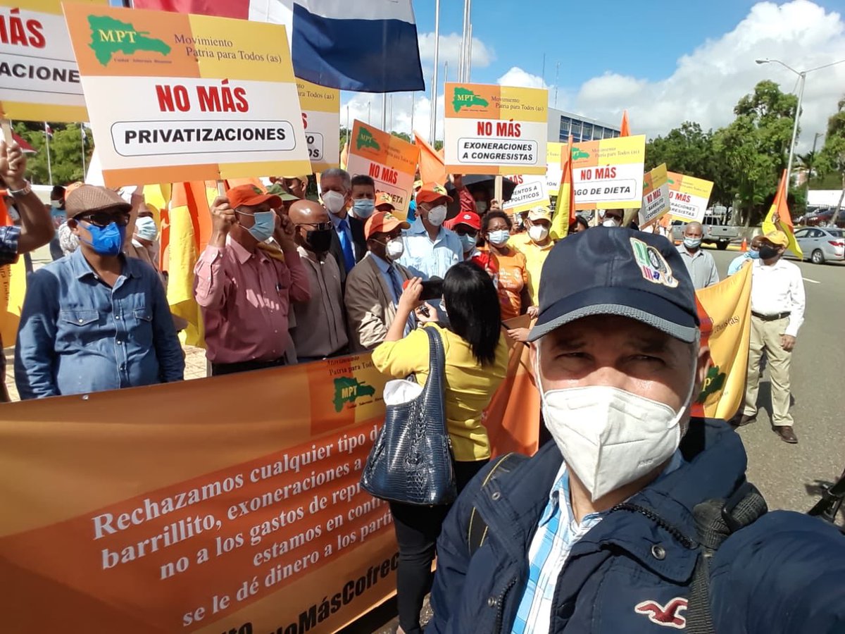 MPatriaParaTodo's tweet photo. Exitosa concentración frente al Congreso Nacional del MPT, exigiendo el cese de los grandes privilegios, el barrilito, el cofrecito, la no privatización del país, el no pago de la JCE a los partidos con el dinero del puedo. No a las exoneraciones, si más salud para la población. https://t.co/hTfLtJ1g0g