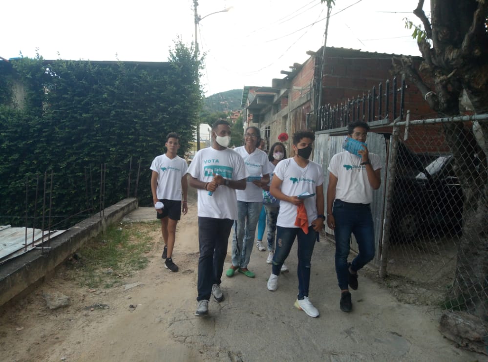 spv_miranda's tweet photo. Ruíz Pineda #Guarenas recibió a los candidatos @SpvHenryalvarez y @jissel0594 Soluciones Para Venezuela es inclusión, reconciliación, en @SPVSoluciones escuchamos a nuestra gente y brindamos soluciones para la paz y la estabilidad de nuestro pueblo #EstoTieneSolucion 🇻🇪 https://t.co/LkgC6oM6Pc