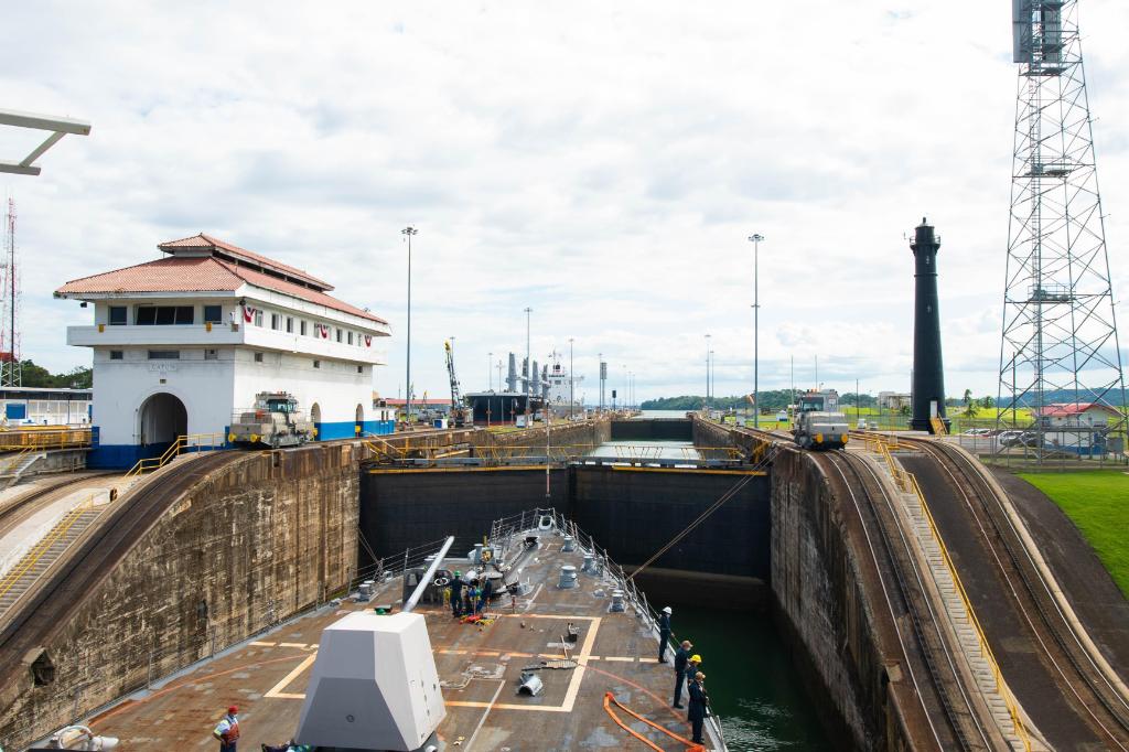 USNavy's tweet photo. @USNavy photos of the day: #USSWilliamPLawrence transits #PanamaCanal, #USSRonaldReagan ordnance move, #USSShiloh #FltOps and @USMC and #NMCB1 practice airfield repair. β¬οΈ info & download β¬οΈ: https://t.co/ugYtg36zaQ https://t.co/uN5IKX4VYg
