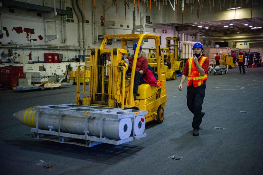 USNavy's tweet photo. @USNavy photos of the day: #USSWilliamPLawrence transits #PanamaCanal, #USSRonaldReagan ordnance move, #USSShiloh #FltOps and @USMC and #NMCB1 practice airfield repair. β¬οΈ info & download β¬οΈ: https://t.co/ugYtg36zaQ https://t.co/uN5IKX4VYg