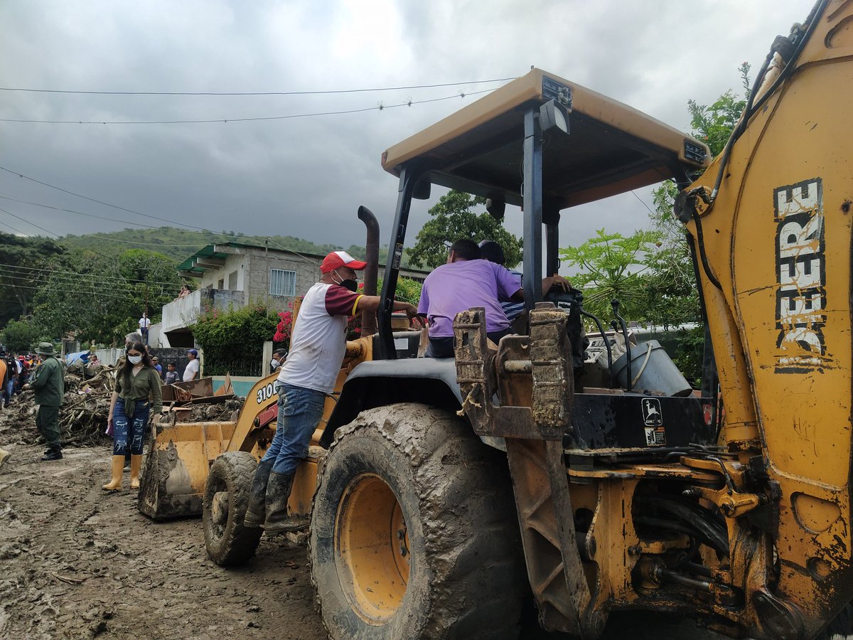 Hemos registrado 231 viviendas impactadas, 5 puentes afectados, de los cuales 2 fueron destrozados. También están desplegadas 19 maquinarias y más de 600 personas realizando evaluaciones pertinentes de la zona y de la población adyacente a la quebrada La Zorquera. (2/3)