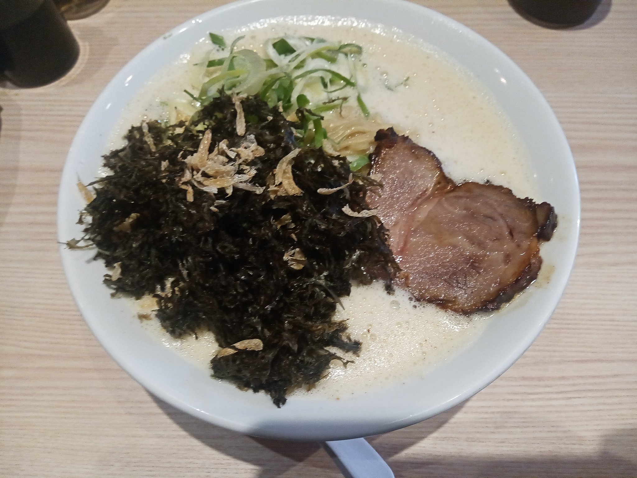 ラーメン定食 六甲道しゅはりの雷神鶏パイタンです 新装なってからのしゅはりの全メニューを頂きましたが 中ではこれが一番美味しかったてす お薦めです しゅはり 雷神鶏パイタン T Co Inrpma66kk Twitter