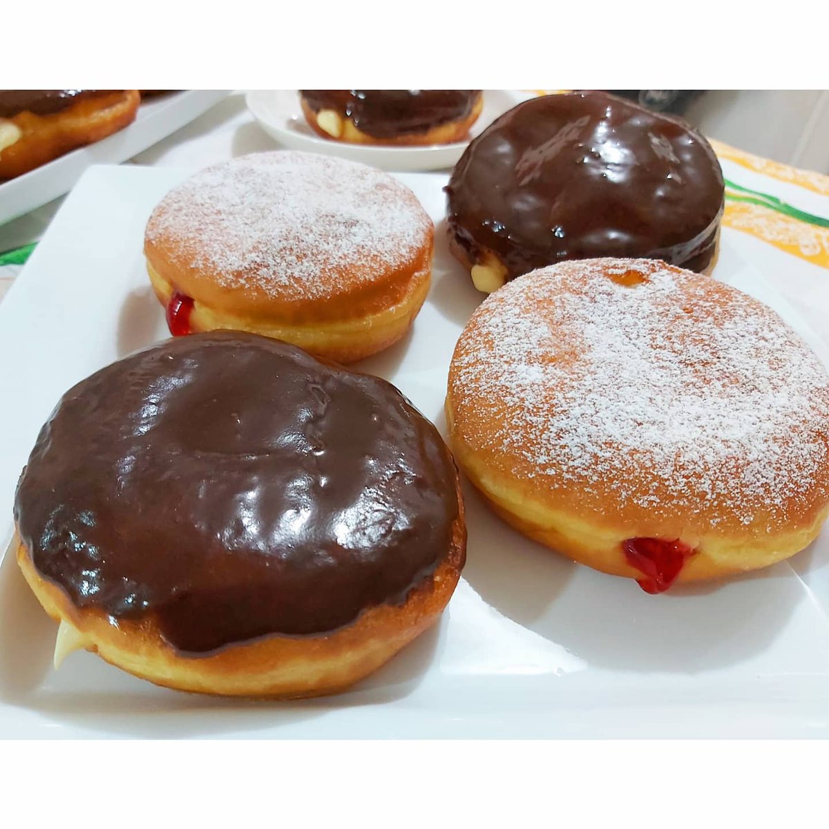 bakenfrostSV's tweet photo. Berlinas rellenas 😍: Suave y deliciosa masa frita rellena de crema pastelera🥛 y cubierta con glaseado de chocolate 🍫 o rellena con mermelada de frutos rojos 🍓🍒 y cubierta con azúcar glass, cajita de 6 unidades 🥰❤ #Berlina #Krapfen #Bombolini #Doughnuts #StuffedDoughnuts https://t.co/khcXzqaUUs