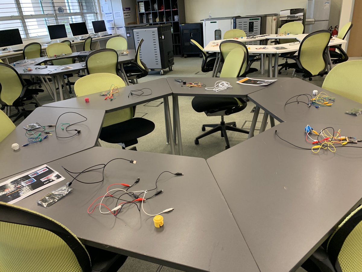 sdhesketh's tweet image. Lesson 2 on and off using a LED and button! @garystager @rogerwagner @stulowe80 @microbit_edu @mrkpyp @AdamHillEDU @PaulHamilton8 @MikeReading #MakerSpace #makerbit #edtechchat #pyp