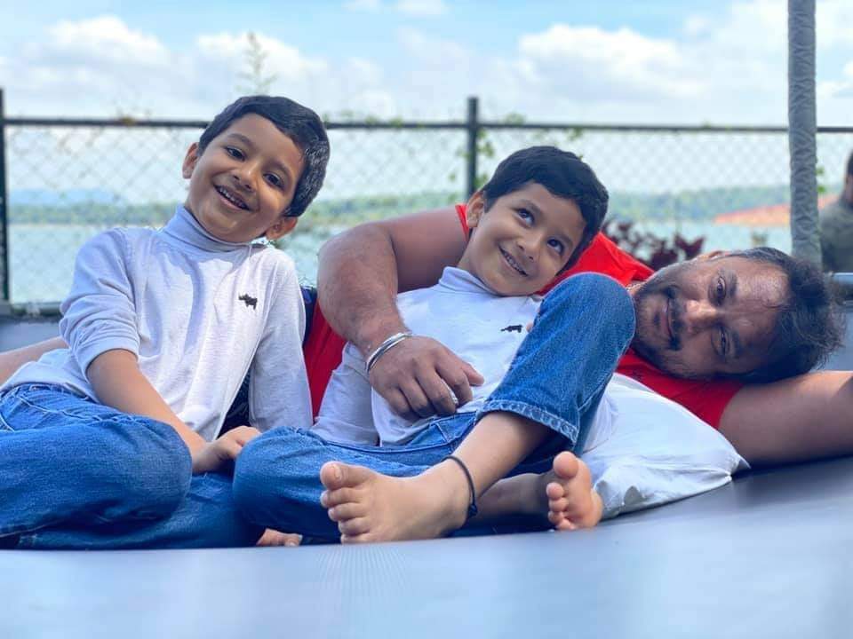 Dcompany171's tweet image. ಪುಟ್ಟ ಮಕ್ಕಳ ಜೊತೆ ಡಿಬಾಸ್ ಅವರ ಮುದ್ದಾದ ಪೋಟೊ 😍👌 @dasadarshan
#DBoss