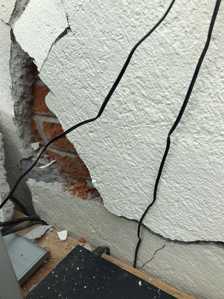 a_vickyg's tweet photo. @UnoNoticias quiero hacer una denuncia de una construcción ilegal en división del norte casi esquina con Xicoténcatl, donde metieron una escavadora de manera ILEGAL y SIN permiso y daño el edificio de alado, ojalá nos puedan ayudar a difundir! https://t.co/sFL5OAmPpX