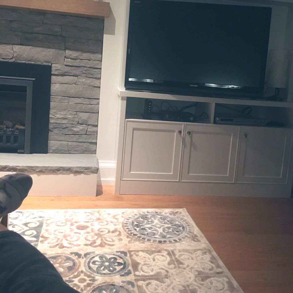 barb_learns's tweet photo. It’s pretty great when your school assignment is to live tweet the Grey’s season opener ... getting comfy #GreysAnatomy #DigitalEdu https://t.co/pRwyGSf91P