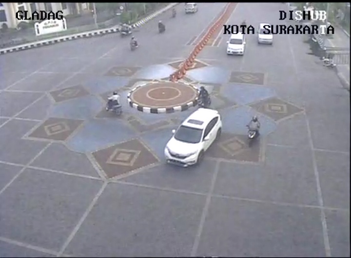 07.17 CCTV Bundaran Gladag <a href="/sekitarSOLO/">Solo</a> <a href="/RiafmSolo/">Ria FM Solo</a> Arus Lalu Lintas LANCAR