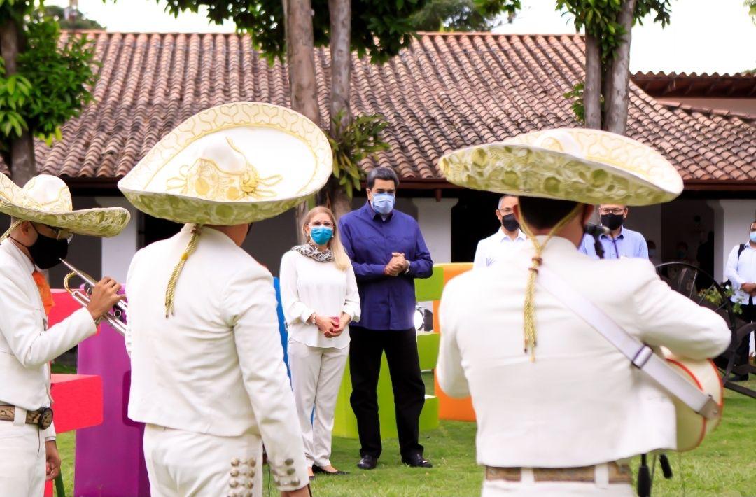 Siempre hay espacio para la cultura y la lectura. Acércate a la Casona Cultural “Aquiles Nazoa” y forma parte de la 16° edición de la FILVEN 2020 “Una feria que rompe con los bloqueos”, y en esta oportunidad rinde homenaje al escritor Earle Herrera y al poeta Aquiles Nazoa.