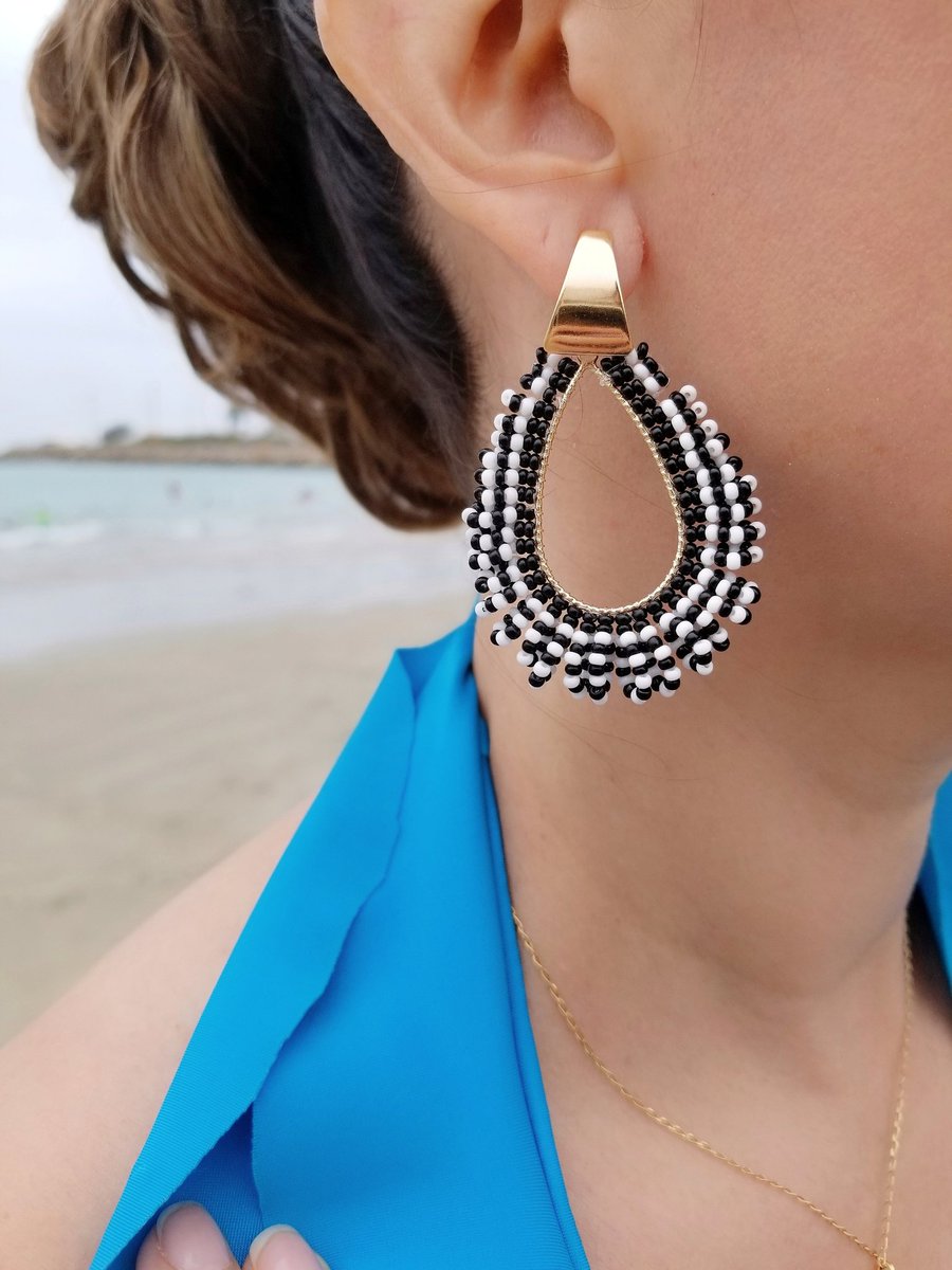 ChicBijoux's tweet photo. Quieres ayudar a la economía local?
Para hacer estos aretes 100% tejidos a mano usamos materias primas locales, para evitar salida d recursos fuera del país y mano d obra Guayaquileña 👐 hacen posible ésta y otras piezas que salen de nuestro taller.
#consumelocal #loveChicBijoux https://t.co/9mTeaVD6L9