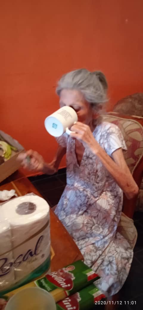 alexagomez2000's tweet photo. Hace 3 días subimos la historia de la señora Josefa,quien fue abandonada por su única hija y está al cuidado de sus vecinos. Josefa vive en el la urb Los Próceres manzana 18 casa 49 Mun Angostura del Orinoco/ Ciudad Bolívar.GRACIAS por la empatía y la solidaridad con este caso ♥️ https://t.co/DOGnTGxfnw