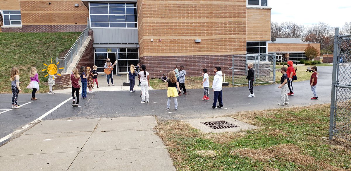 A Ray Marsh 2nd grade class enjoyed some nice November weather during music today. 🎶