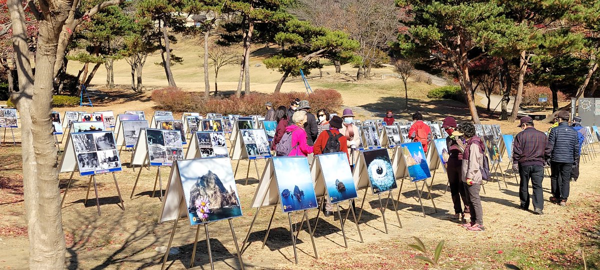 특수임무유공자회 충청북도지부는 11일(수) 청주 상당산성에서 안보사진전을 개최했습니다.

이번 전시는 오전 9시부터 오후 5시까지 진행되었으며, 사진 100여 점이 전시되어 상당산성을 찾은 시민들의 눈길을 끌었습니다.