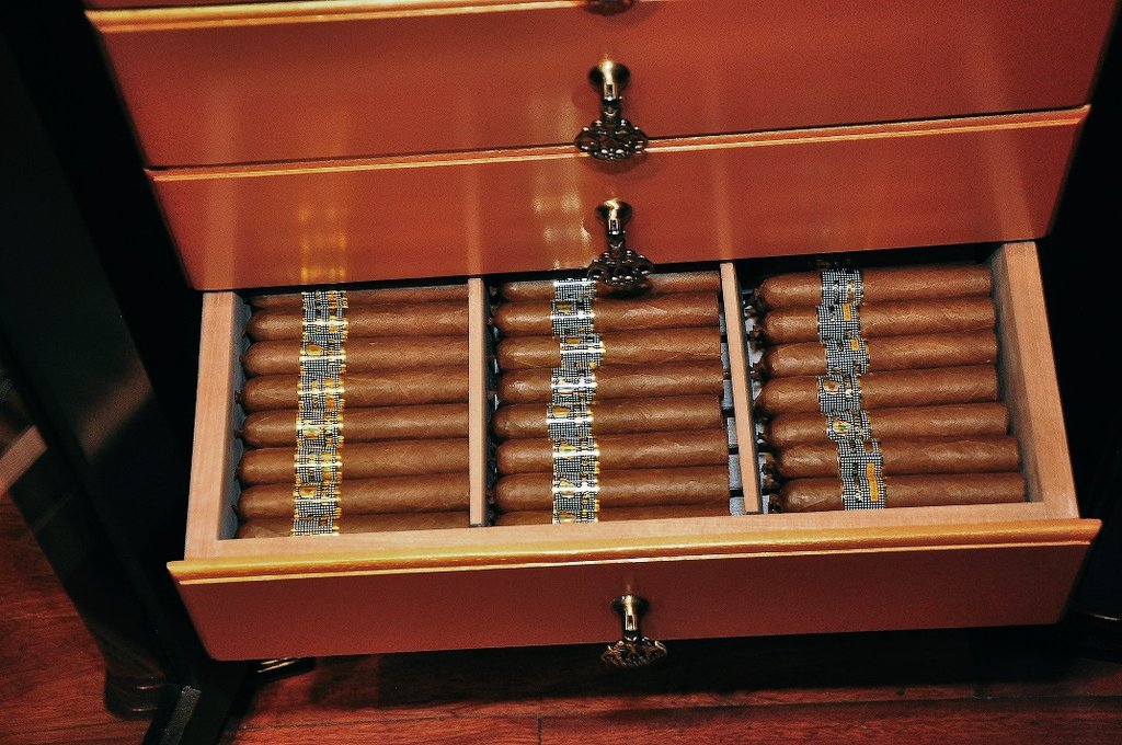 SikereiH's tweet photo. Unique Piece inspired in an original antique radio from 1950ยดs. Dimensions: width 680 mm, height 1030 mm and depth 400 mm
Capacity: more than 1000 cigars
๐จ๐บ
#Cuba #G121 #cigarlifestyle #topcigars #humidorlife #Cigarcollector #premiumcigar #cigarlovers #handmadehumidor https://t.co/UtMCe4GDbB