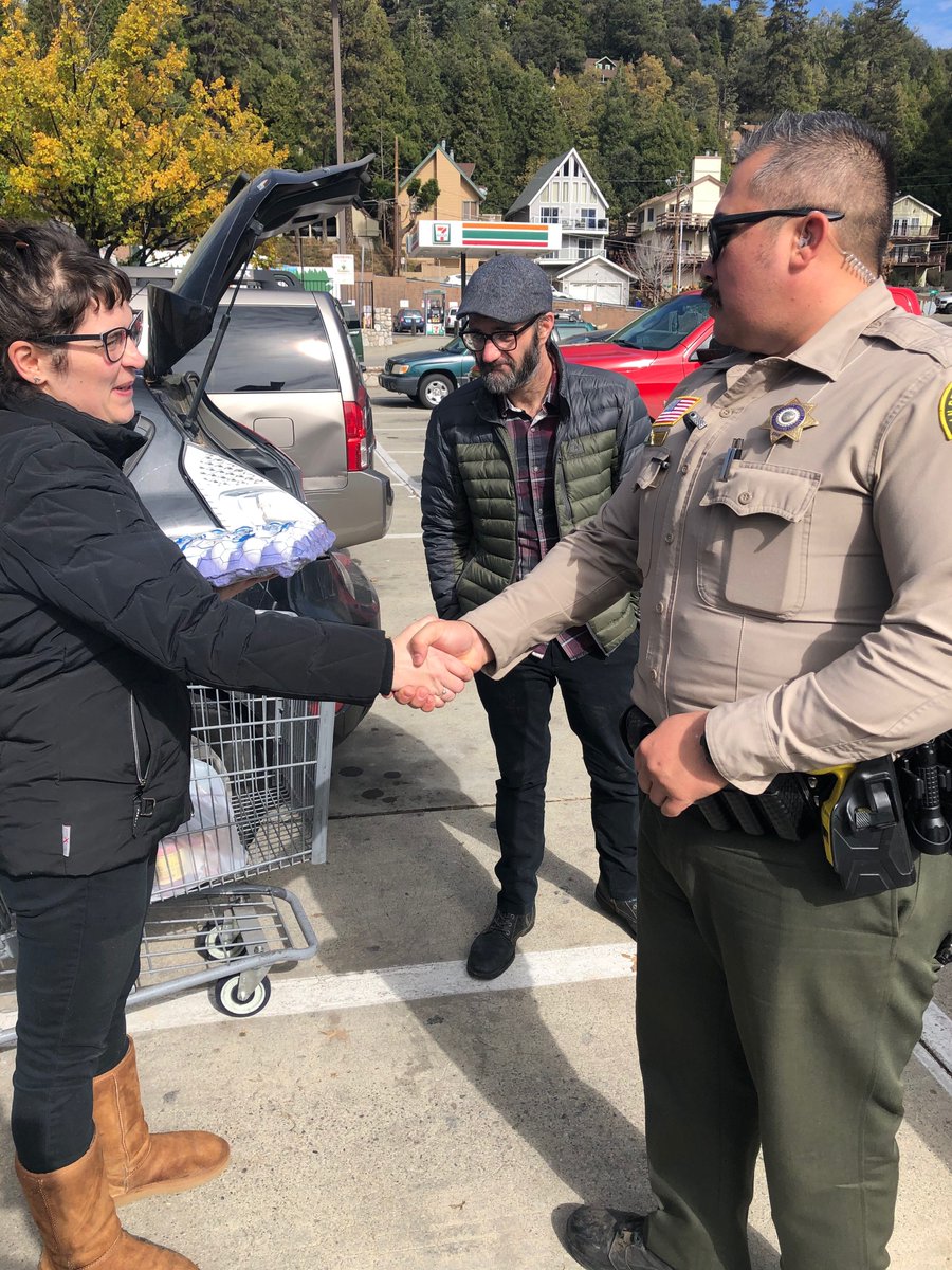 SBCSDTwinPeaks's tweet photo. The deputies happily assisted by purchasing food and other goods for a very appreciative family. Great job guys! https://t.co/CfMTaNV5dW