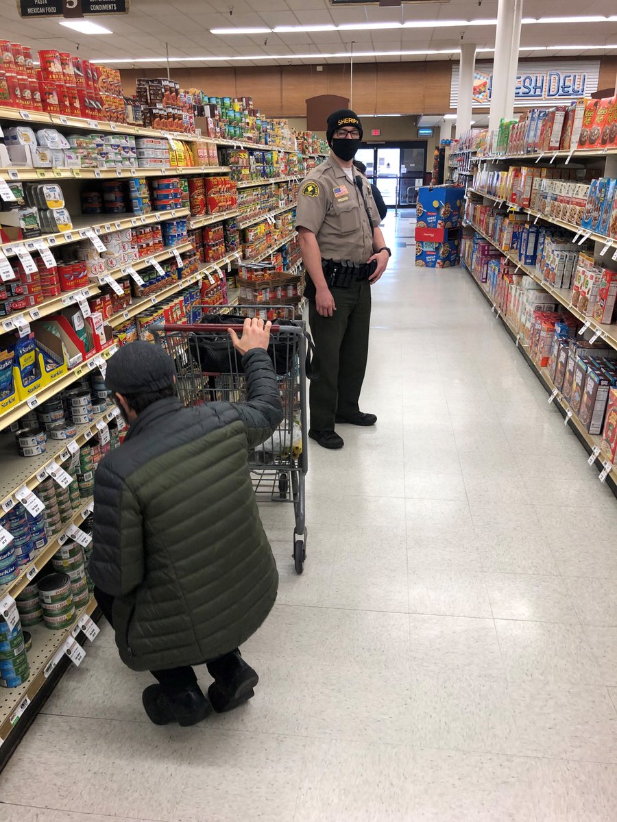 SBCSDTwinPeaks's tweet photo. The deputies happily assisted by purchasing food and other goods for a very appreciative family. Great job guys! https://t.co/CfMTaNV5dW
