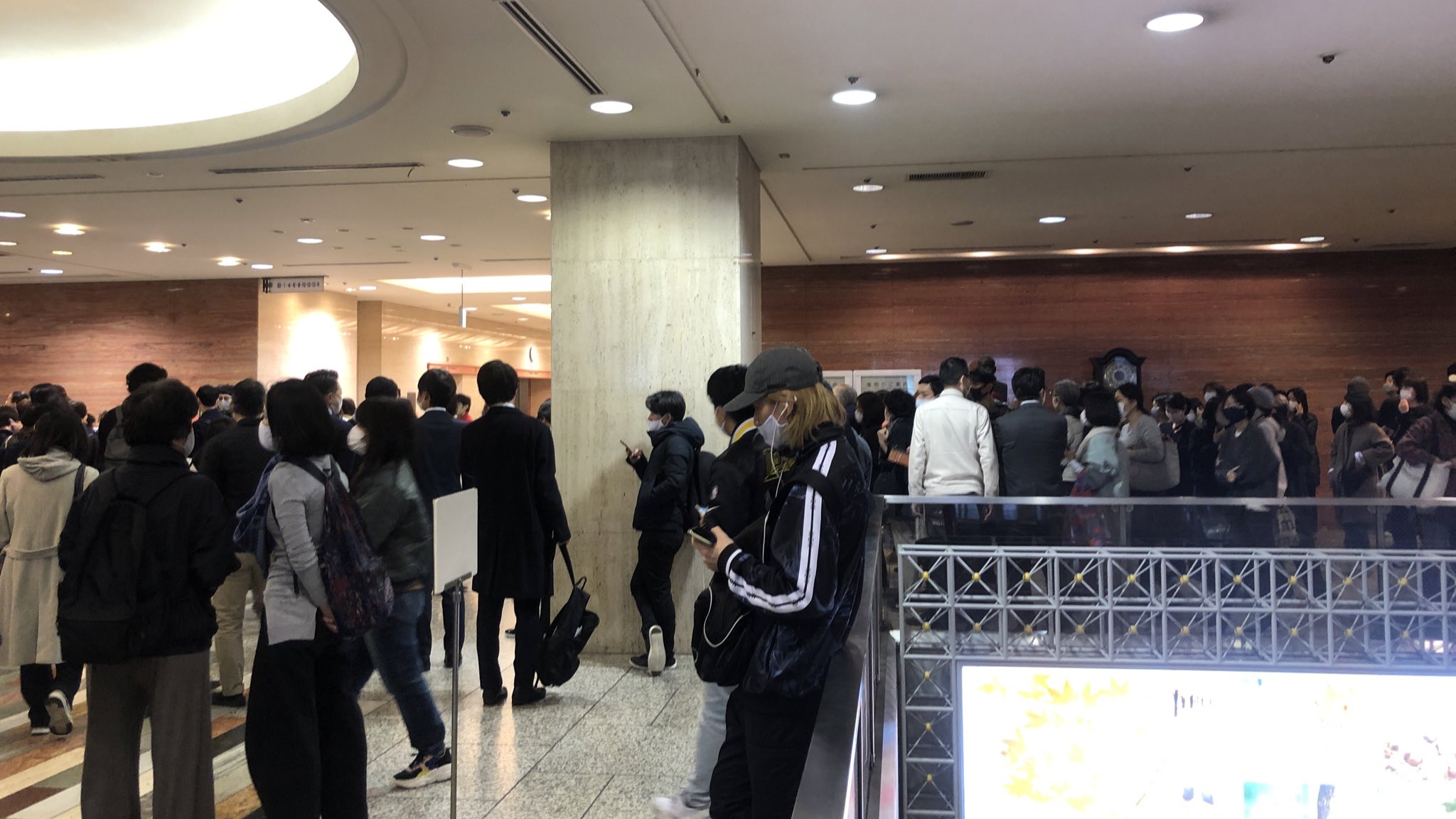 マサキ Sur Twitter 起床してすぐユニクロ五反田toc店までチャリ爆走したのに整理券配布に間に合わなかった人の仮装してます マサキ Sur Twitter 起床してすぐユニクロ五反田toc店までチャリ爆走したのに整理券配布に間に合わなかった人の仮装してます