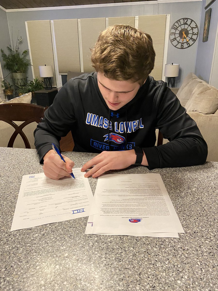 Owen_fowler16's tweet photo. Excited to officially be a river hawk #goriverhawks @RiverHawkHockey @bucshockey @GovsAthletics https://t.co/nY0AngH7RY