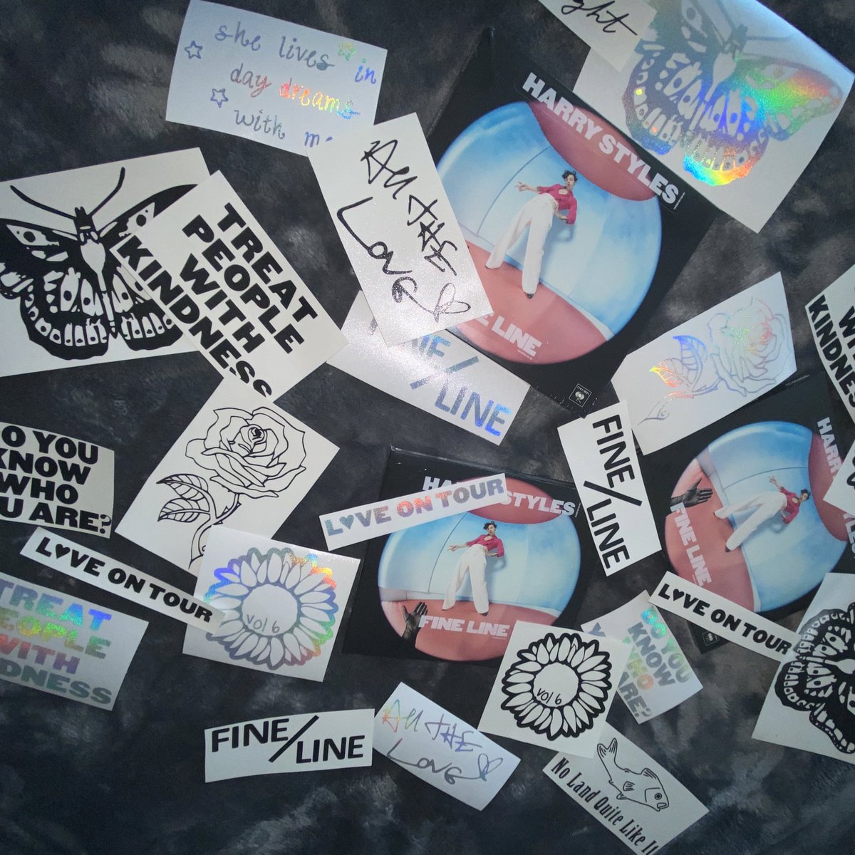 decalgarden's tweet photo. 🌟🍉💫 GIVEAWAY 💫🍉🌟

• THREE winners. Each will receive ONE Fine Line CD and ONE sticker pack or ONE button pack 🌻
• Ends Dec. 13th 
• Follow our social media ✨
• Tag two friends 🤗

GOOD LUCK 🧚🏼💫⭐️

#giveaway #fineline https://t.co/nLxqj3lT9Z