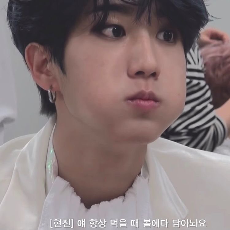 хан джисон. хан джисон кушает. хан джисон стрей. джисон stray kids. хан лю токийский дрифт.