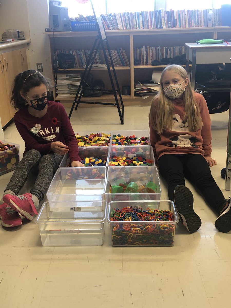 How many litres of water are there in a bathtub? 🤷🏽Alex  and Mia started filling up plastic tubs of water to find out  and then built a bathtub!  #TACSTIGERSROCKMATH <a href="/TacsSchool/">Thamesville School</a> <a href="/LKDSB/">Lambton Kent DSB</a> <a href="/LKelempro/">LKDSB Elem Program</a>