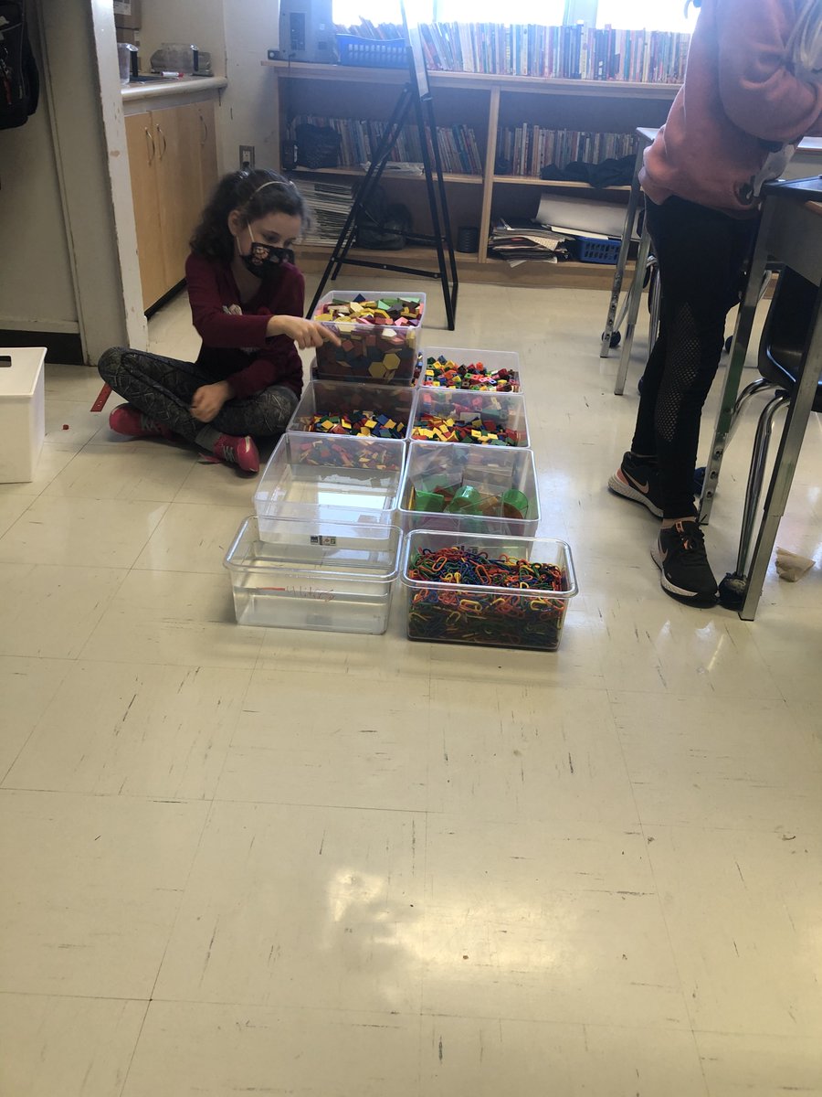 MPoissantclass's tweet photo. How many litres of water are there in a bathtub? 🤷🏽Alex  and Mia started filling up plastic tubs of water to find out  and then built a bathtub!  #TACSTIGERSROCKMATH @TacsSchool @LKDSB @LKelempro https://t.co/aiJn82KPc0