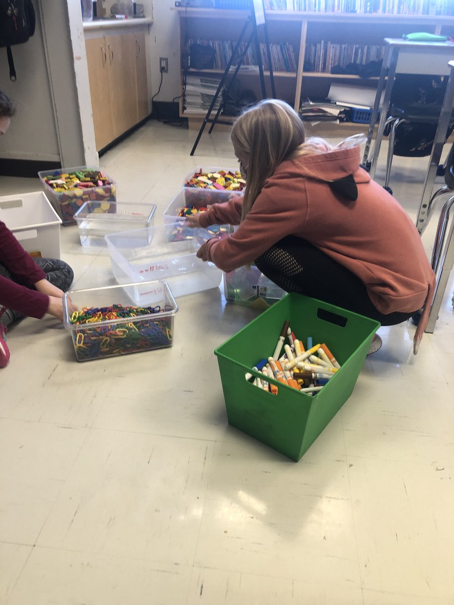 MPoissantclass's tweet photo. How many litres of water are there in a bathtub? 🤷🏽Alex  and Mia started filling up plastic tubs of water to find out  and then built a bathtub!  #TACSTIGERSROCKMATH @TacsSchool @LKDSB @LKelempro https://t.co/aiJn82KPc0